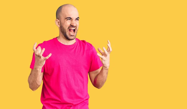 Fiatal Jóképű Férfi Alkalmi Pólóban Őrült Őrült Kiabálás Kiabálás Agresszív — Stock Fotó