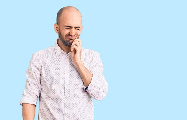 Joven Hombre Guapo Con Camisa Elegante Tocando Boca Con Mano — Foto de Stock