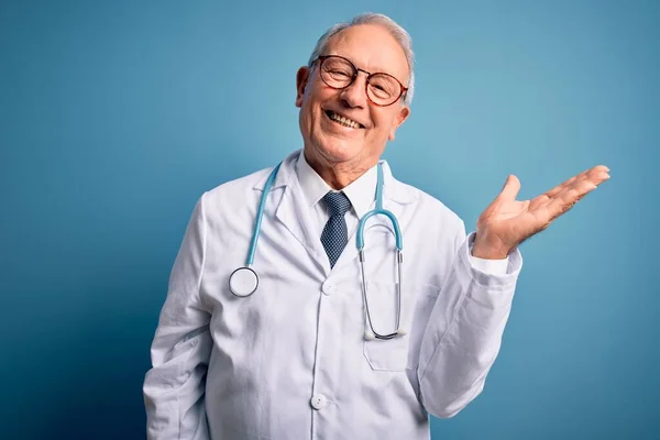 Senior Doctor Canoso Hombre Usando Estetoscopio Abrigo Médico Sobre Fondo — Foto de Stock