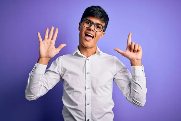 Joven Hombre Negocios Guapo Con Camisa Gafas Sobre Fondo Púrpura —  Fotos de Stock