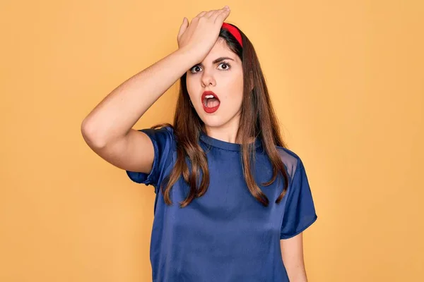 Jeune Belle Femme Brune Portant Des Lèvres Rouges Sur Fond — Photo