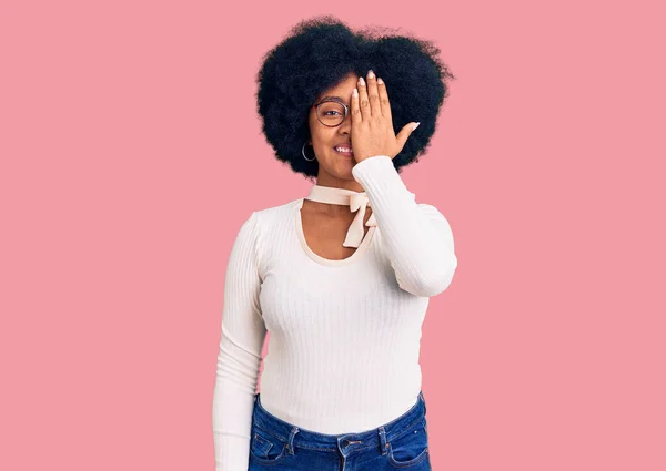 Молода Афроамериканка Одягнена Повсякденний Одяг Окуляри Закриваючи Одне Око Рукою — стокове фото