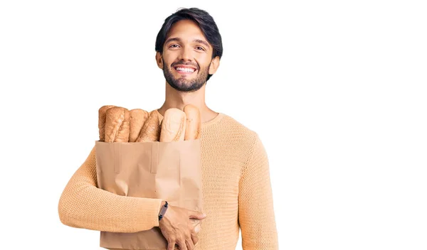 Schöner Hispanischer Mann Mit Papiertüte Und Brot Der Positiv Und — Stockfoto