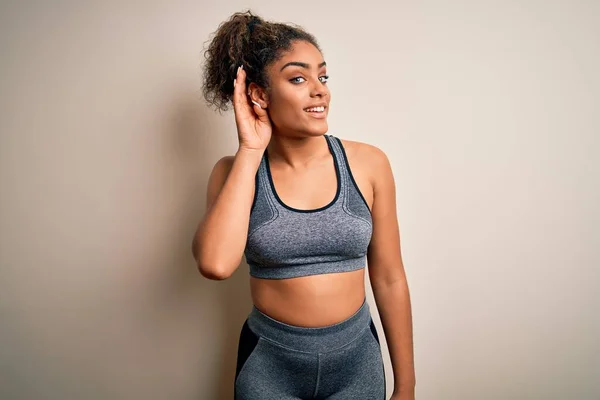 Joven Deportista Afroamericana Haciendo Deporte Usando Ropa Deportiva Sobre Fondo — Foto de Stock