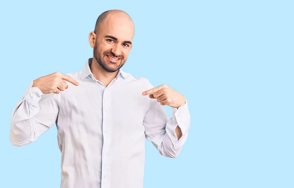 Jonge Knappe Man Draagt Een Elegant Shirt Vol Zelfvertrouwen Met — Stockfoto