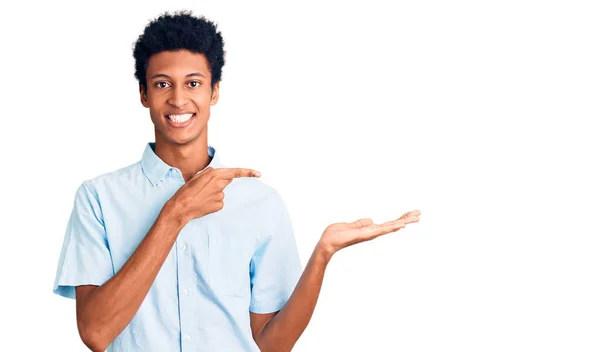 Joven Hombre Afroamericano Vistiendo Ropa Casual Sorprendido Sonriendo Cámara Mientras —  Fotos de Stock