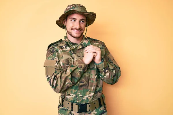 Jeune Homme Caucasien Portant Uniforme Camouflage Armée Rire Nerveux Excité — Photo