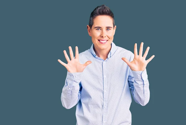 Jonge Vrouw Met Kort Haar Het Dragen Van Zakelijke Kleding — Stockfoto