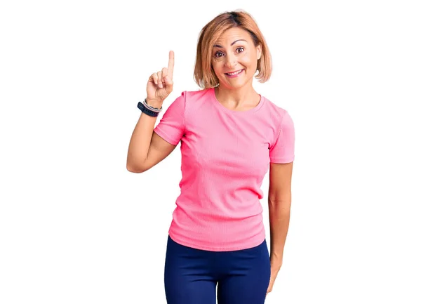 Молодая Блондинка Спортивной Одежде Указывает Пальцем Успешную Идею Взволнован Счастлив — стоковое фото