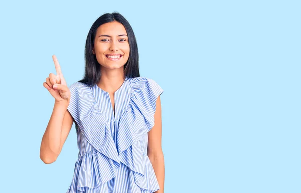 Menina Latina Bonita Nova Vestindo Roupas Casuais Mostrando Apontando Para — Fotografia de Stock