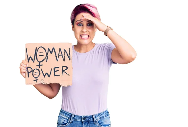 Młoda Piękna Kobieta Różowymi Włosami Trzyma Kobietę Power Banner Zestresowany — Zdjęcie stockowe