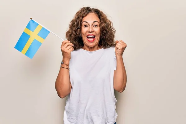 Middelbare Leeftijd Mooie Toeristische Vrouw Met Zweedse Vlag Geïsoleerde Witte — Stockfoto