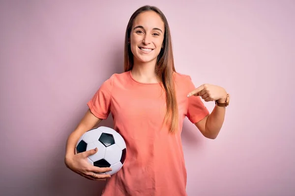 Young Beautiful Player Woman Playing Soccer Holding Football Ball Pink — Stock Photo, Image