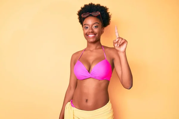 Joven Mujer Afroamericana Vistiendo Bikini Mostrando Señalando Con Dedo Número —  Fotos de Stock
