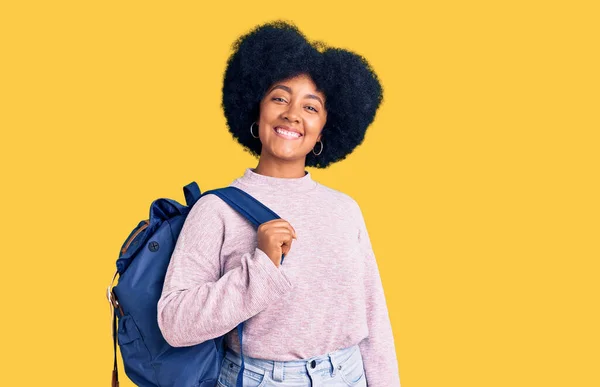 Ung Afrikansk Amerikansk Flicka Håller Student Ryggsäck Ser Positiv Och — Stockfoto