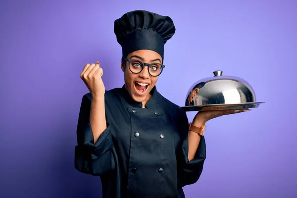 年轻的非洲女厨师 身穿制服 头戴礼帽 头戴圆顶帽 高喊着自豪 为胜利和成功欢呼雀跃 喜形于色 — 图库照片