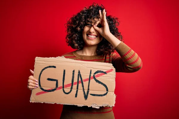 Joven Mujer Árabe Hermosa Pidiendo Paz Sosteniendo Pancarta Con Armas —  Fotos de Stock