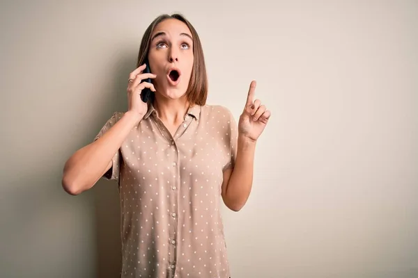 Joven Hermosa Mujer Teniendo Conversación Hablando Teléfono Inteligente Sobre Fondo —  Fotos de Stock