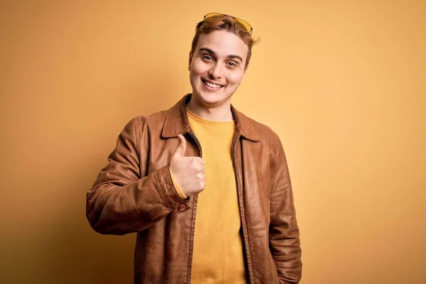Mladý Pohledný Rusovlasý Muž Neformální Kožené Bundě Osamělém Žlutém Pozadí — Stock fotografie
