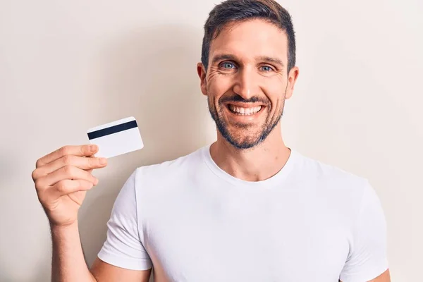 Νέοι Όμορφος Πελάτης Κρατώντας Πιστωτική Κάρτα Πάνω Από Απομονωμένο Λευκό — Φωτογραφία Αρχείου