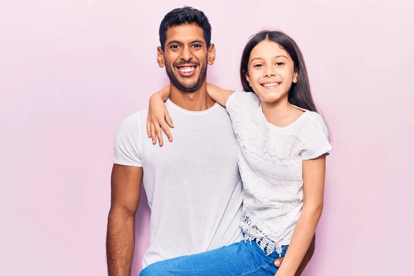 Padre Latino Hija Vistiendo Ropa Casual Con Aspecto Positivo Feliz —  Fotos de Stock