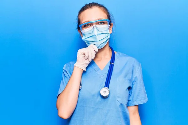 Die Junge Blonde Frau Arztuniform Und Coronavirus Schutzkleidung Lächelt Mit — Stockfoto