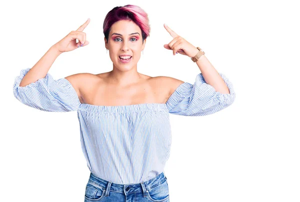 Jovem Mulher Bonita Com Cabelo Rosa Vestindo Roupas Casuais Sorrindo — Fotografia de Stock