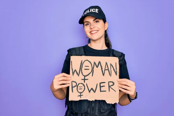 Güvenlik Kurşungeçirmez Yelek Giyen Kadın Polis Memuru Elinde Gülen Bir — Stok fotoğraf