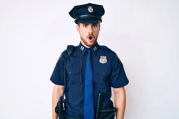 Polis Üniforması Giyen Genç Beyaz Bir Adam Şok Olmuş Şüpheci — Stok fotoğraf