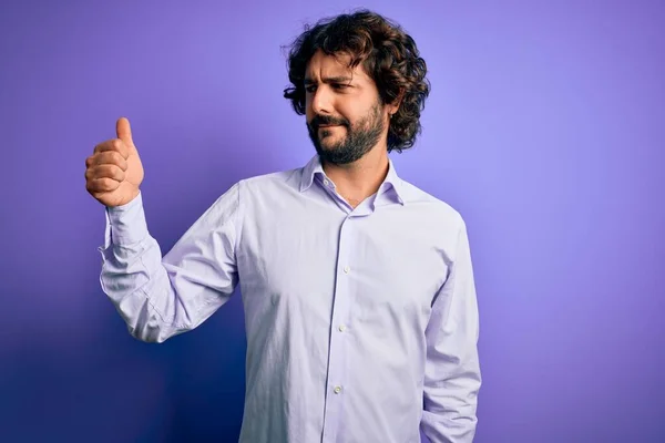 Jovem Homem Negócios Bonito Com Barba Vestindo Camisa Sobre Fundo — Fotografia de Stock