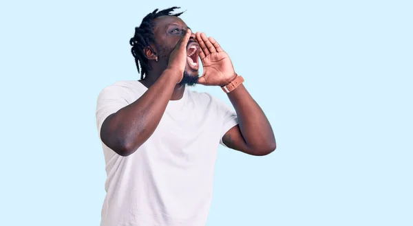 Joven Hombre Afroamericano Con Trenzas Con Camiseta Blanca Casual Gritando —  Fotos de Stock