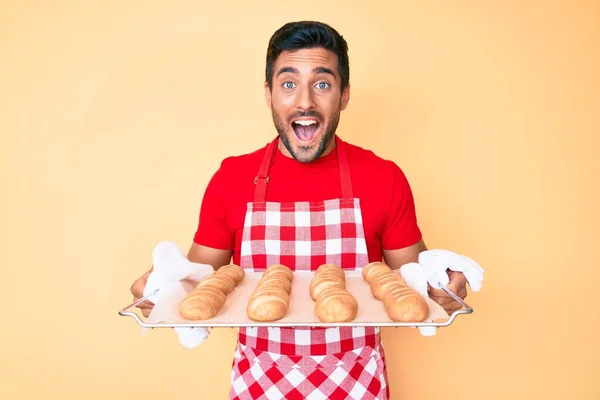 Giovane Uomo Ispanico Indossa Grembiule Panettiere Possesso Pane Fatto Casa — Foto Stock