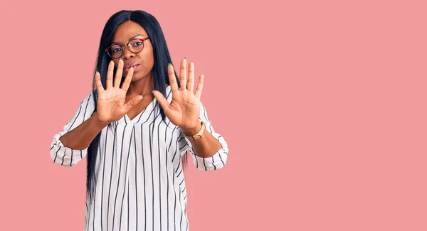 Junge Afrikanisch Amerikanische Frau Lässiger Kleidung Und Brille Die Die — Stockfoto