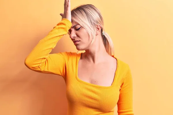 Młoda Piękna Blondynka Ubrana Luźny Shirt Stojąca Nad Odizolowanym Żółtym — Zdjęcie stockowe