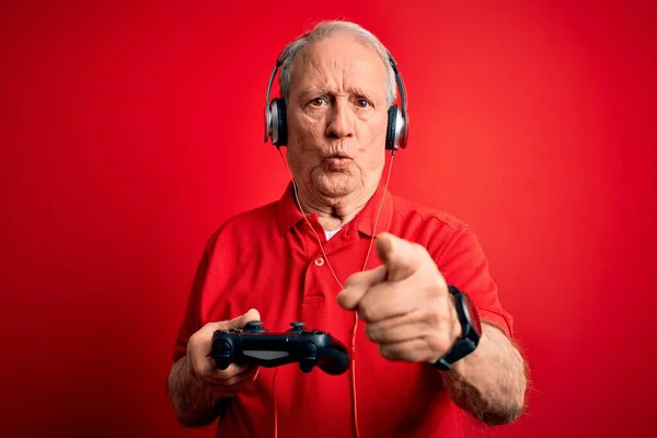 Senior Siwowłosy Gracz Gra Gry Wideo Pomocą Joystick Gamepad Czerwonym — Zdjęcie stockowe
