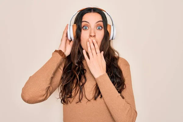 Junge Schöne Frau Mit Blauen Augen Die Musik Hört Und — Stockfoto