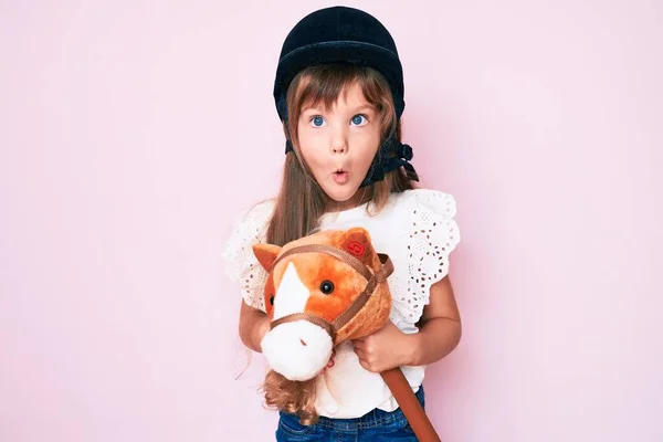 Petite Fille Enfant Caucasienne Aux Cheveux Longs Jouet Cheval Portant — Photo