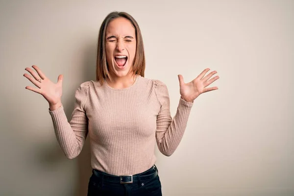 Jonge Mooie Vrouw Draagt Casual Trui Staan Geïsoleerde Witte Achtergrond — Stockfoto