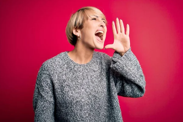 Junge Blonde Frau Mit Modernen Kurzen Haaren Trägt Lässigen Pullover — Stockfoto