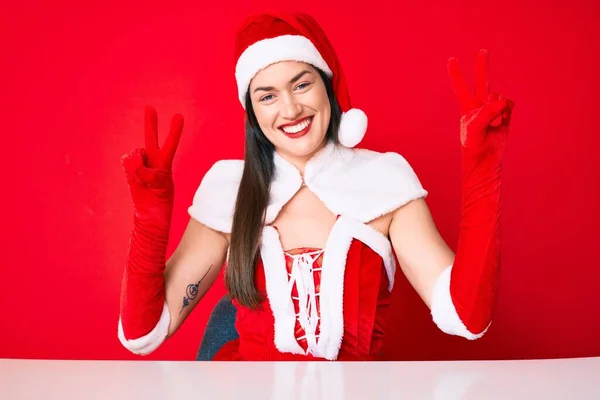 Mulher Caucasiana Jovem Vestindo Traje Papai Noel Sorrindo Olhando Para — Fotografia de Stock