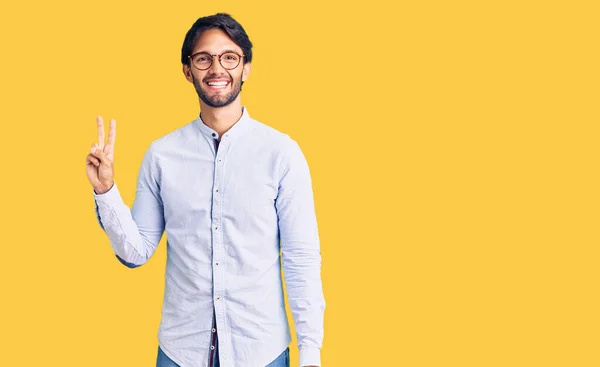 Snygg Latinamerikansk Man Klädd Business Shirt Och Glasögon Som Visar — Stockfoto