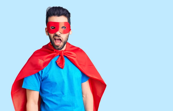 Jovem Homem Bonito Com Barba Vestindo Traje Super Herói Piscando — Fotografia de Stock