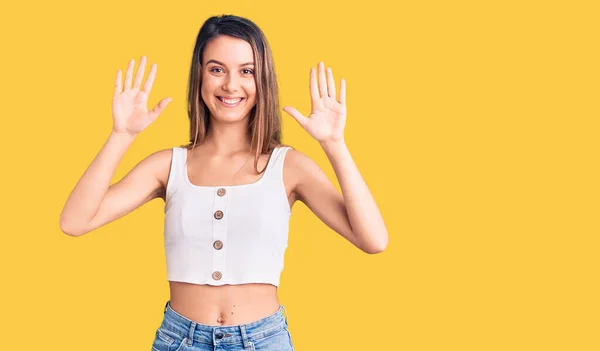 Menina Bonita Nova Vestindo Camisa Casual Sem Mangas Mostrando Apontando — Fotografia de Stock