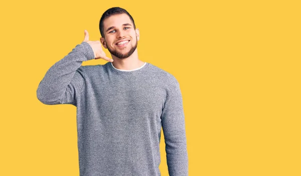 Joven Hombre Guapo Con Suéter Casual Sonriendo Haciendo Gesto Del —  Fotos de Stock