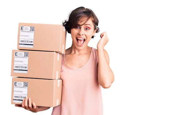 Beautiful Young Woman Short Hair Holding Delivery Packages Screaming Proud — Stock Photo, Image