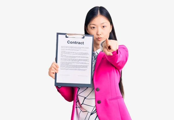 Jeune Belle Femme Chinoise Tenant Presse Papiers Avec Document Contractuel — Photo