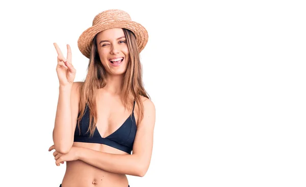 Giovane Bella Ragazza Indossa Bikini Cappello Sorridente Con Volto Felice — Foto Stock