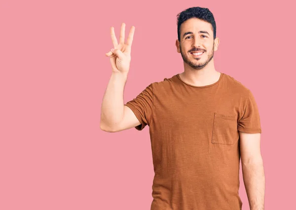 Junger Hispanischer Mann Lässiger Kleidung Zeigt Mit Finger Nummer Drei — Stockfoto
