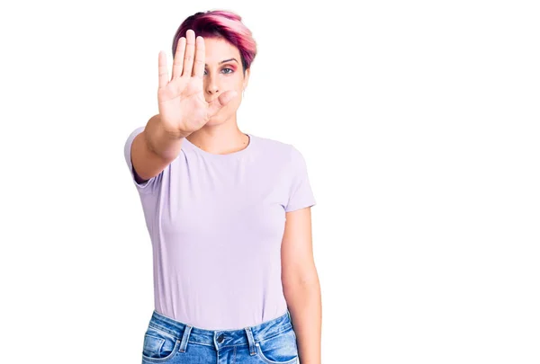 Giovane Bella Donna Con Capelli Rosa Indossa Abiti Casual Facendo — Foto Stock