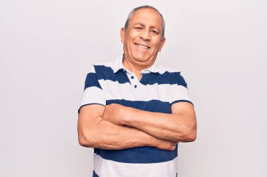 Gri saçlı, sıradan çizgili polo giyen, kollarını kavuşturup kameraya gülümseyen son sınıf öğrencisi. pozitif kişi. 